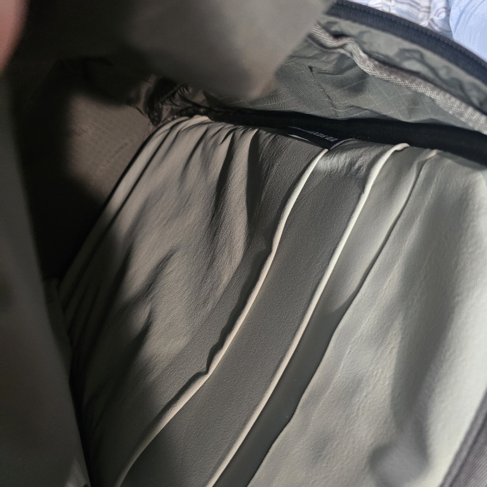 Yeti crossroads 22L Black Daypack Backpack - Picture 3 of 3